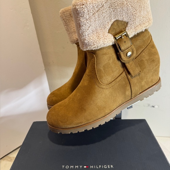 Tommy Hilfiger Shoes - Tommy Hilfiger Soffia 2 Round Toe Tan Suede Ankle Boots Faux Fur Lined size 10
